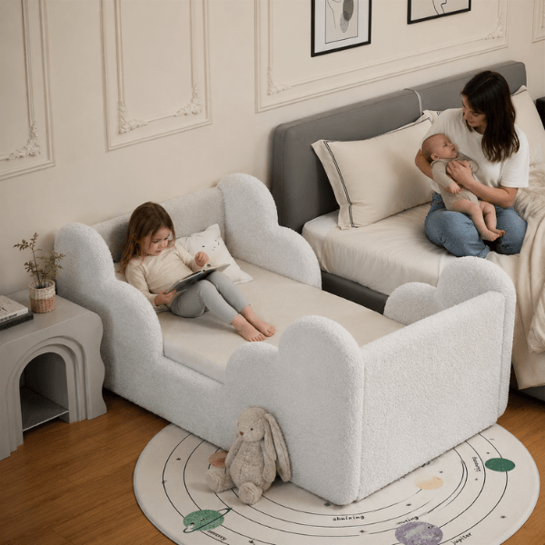 Cama infantil estofada com proteções laterais e estrutura em madeira